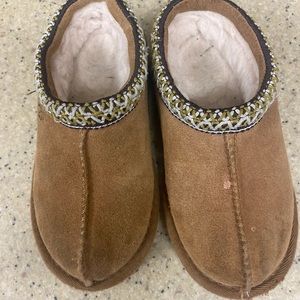Kids UGG slippers. Size 11